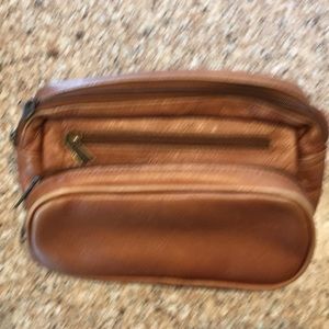 Brown leather fanny made in Colombia. 3 pockets